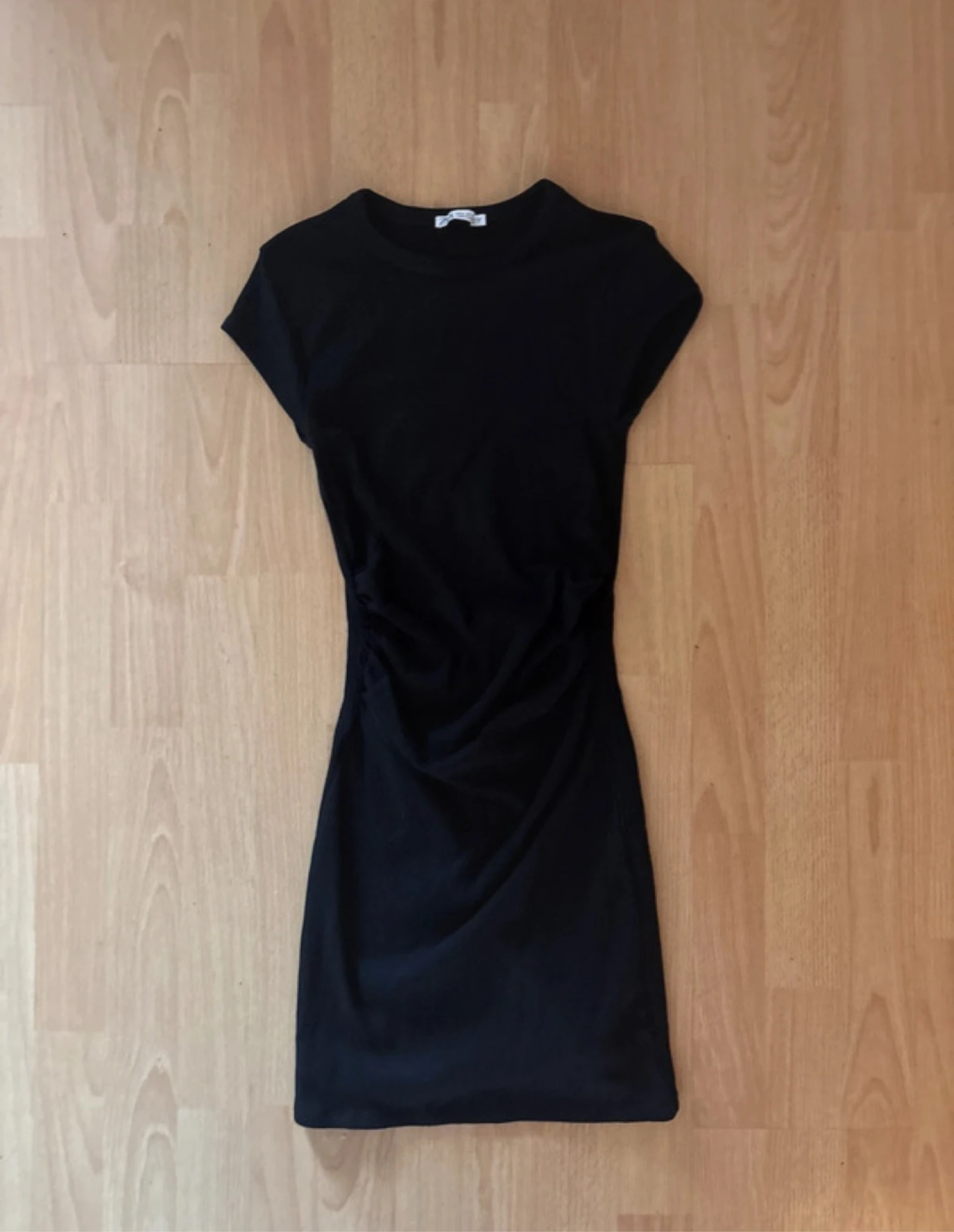 Vestido corto ajustado negro